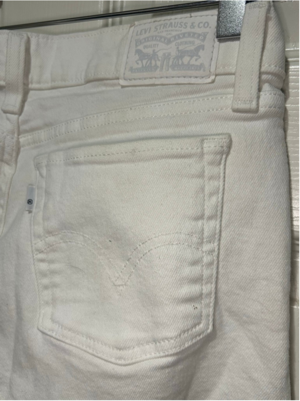 Women's Levi's White Jean Shorts/capri Size 26